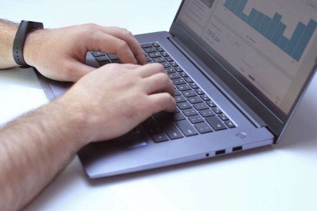 Persona trabajando con gráficos en un portátil