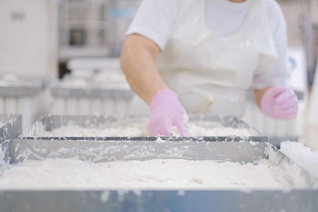 Proceso de elaboración alimentaria con guantes