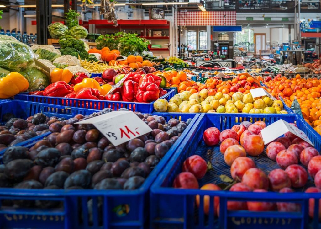Puestos de frutas y hortalizas en un mercado